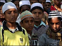 Các em tên Saddam Hussein ở làng Likhanow