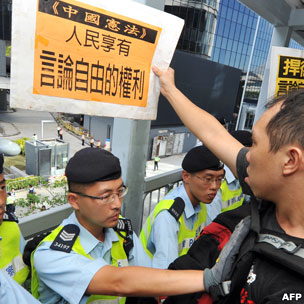 香港新政府總部外警員擋著一名示威者（18/8/2011）