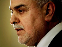 Là người Sunni Hashemi kinh qua bạo động, chị và hai em trai bị phe Shia giết