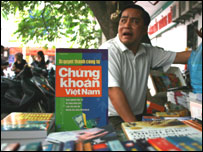 Ấn phẩm về chứng khoán tại sạp báo ở Việt Nam