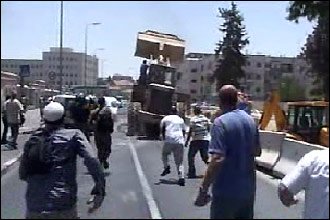 Hình ảnh vụ tấn công bằng xe ủi