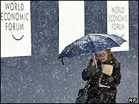Participante do Fórum de Davos enfrenta nevasca