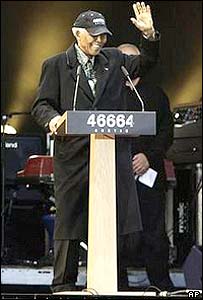 Ông Nelson Mandela tại buổi hòa nhạc mang tên số tù của ông để tăng cường ý thức về HIV/AIDS