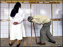 Eleitores checam seus nomes em lista