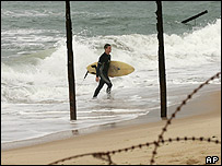 Guş Katif yakınlarında bir sörfçü
