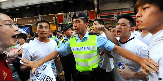 香港「七一」遊行上警察分隔敵對示威者(1/7/2010)