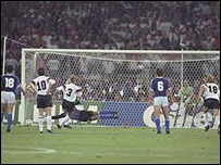 Os alemães celebram o gol de pênalti que lhes deu o título