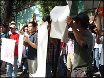 Người biểu tình giơ biểu ngữ ở TP HCM