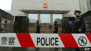 警员在重庆中级法院外站岗（24/9/2012）