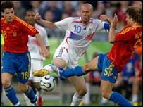 زيدان در ميان بازيکنان اسپانيا