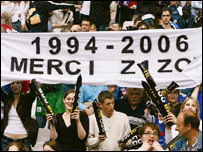 Torcedores agradecem a dedicação de Zidane à seleção