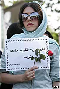 یک زن ایرانی  در حال تظاهرات برای حقوق زنان