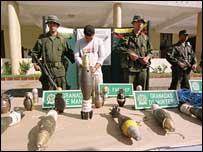 Soldados colombianos apresentam armas e granadas apreendidas de guerrilheiros