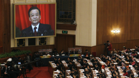 北京人民大会堂屏幕上转播温家宝发表政府工作报告(5/3/2013)