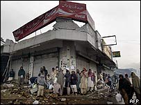 Sobreviventes do terremoto na cidade de Muzaffarabad