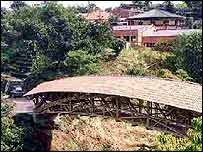 Ponte feita com bambu na Colômbia (Foto: Jorg Stamm)