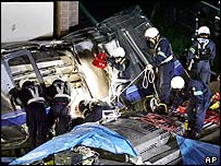 Nỗ lực dọn dẹp và điều tra vẫn đang tiến hành cùng lúc tại hiện trường tai nạn