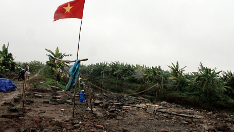 Cờ Việt Nam trên mảnh đất trống nơi trước đó là nhà của ông Vươn