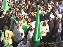 Milhares acompanham caixão do aiatolá Hakim