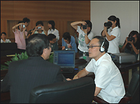 Quốc Vinh phỏng vấn một quan chức