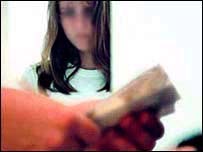 خوف کے سائے میں رہنے والی جسم فروش لڑکیاں