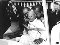 Papa João Paulo é carregado após receber quatro tiros, em 13/5/1981