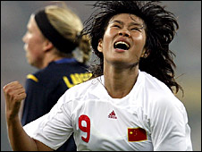 Han Duan của Trung Quốc ăn mừng bàn thắng ấn định tỷ số 2-1 trong trận Trung Quốc gặp Thụy Điển ở Olympics Bắc Kinh hôm 6/8/08