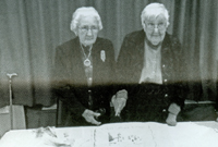 Mrs. Myra Morgan a Mrs. Anne Lewis yn dathlu cant a banner o flynyddoedd Capel Seion.