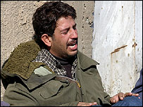 Yarmuk hastanesi önünde ağlayan bir Iraklı