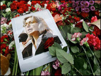 Politkovskaya'nın evinin önünde anma etkinlikleri