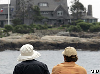 Hai khách du lịch nhìn về phía khu nghỉ dưỡng của Bush cha