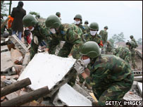 军人试图营救被困民众