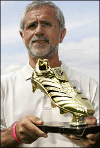 A Chuteira de Ouro dada ao artilheiro alemão Gerd Müller