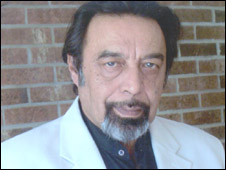 آقای نوید در رشتۀ هنر ها و علوم بشری در دانشگاه ایالتی نیویارک در  Buffalo  تحصیل کرده است