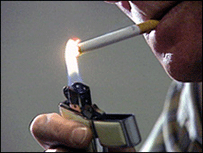 Homem acende um cigarro