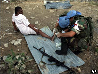 Haitiana ferida em enchente é socorrida por tropas da ONU em Gonaives