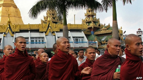 包括僧人在內的緬甸民眾再次要求當局就暴力鎮壓示威作出道歉（12/12/2012）