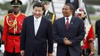 坦桑尼亞總統基奎特（右）在機場迎接習近平（24/3/2013）
