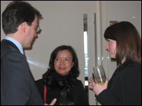 Bà Mai Thanh nói chuyện với hai quan chức của Sở Giao dịch Chứng khoán Luân Đôn