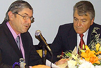  Mario Pugh, chwith,  a Dr. Carlos Dante Ferrari.