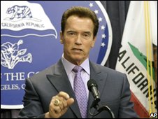 Lương trong giới nhân viên chính phủ cũng sẽ bị giảm vào tháng Sáu