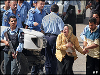 جائے وقوعہ پر ایک خاتون آہ و بکا کرتے ہوئے