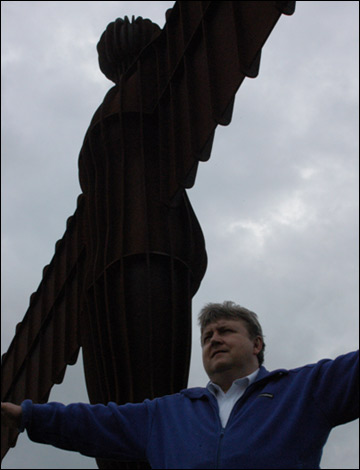 Twink with 'Angel of the North'