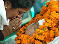 कमलेश्वर को श्रद्धासुमन देतीं उनकी बेटी