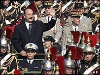 बैस्टिल दिन समारोह में शिरक़त करते फ्रांस के राष्ट्रपति शिराक  