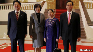 日本首相安倍晋三夫妇与越南总理阮晋勇夫妇