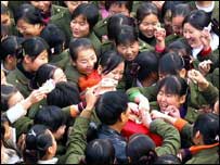 Enfermeiras militares doam dinheiro aos pobres em evento beneficente na Província de Shaanxi