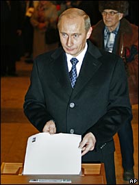 Tổng thống Vladimir Putin tại hòm phiếu
