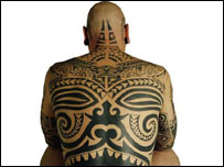 Foto de exposição sobre tatuagem