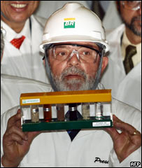 Lula segura amostras de biocombustível em visita à Petrobras